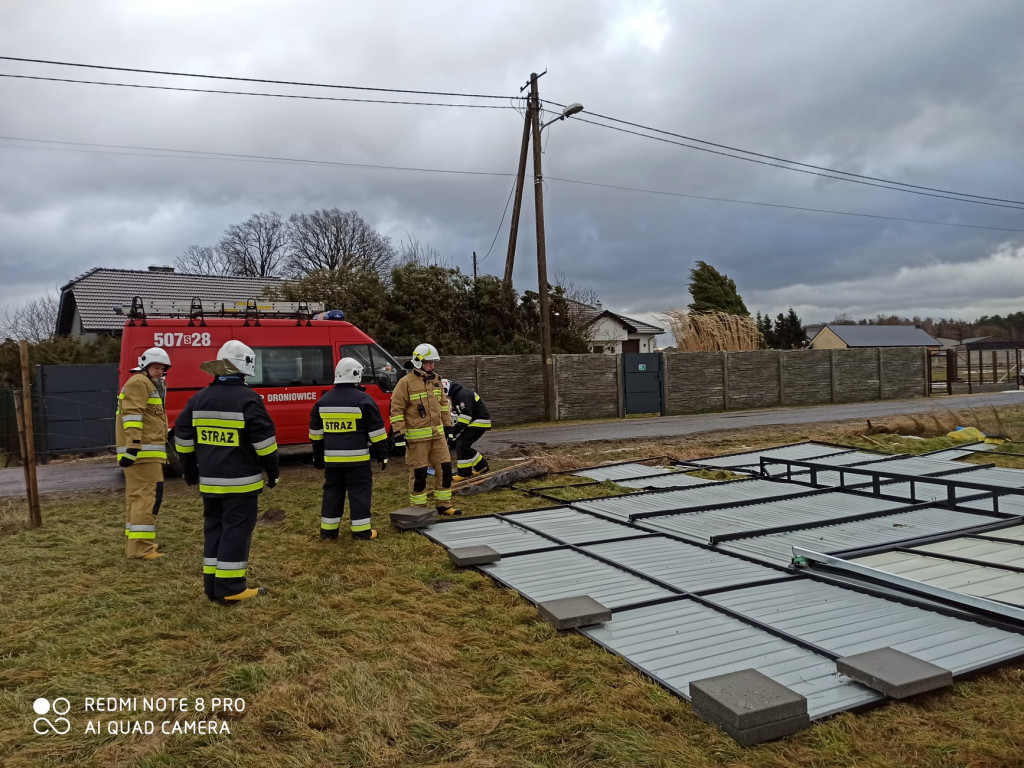 Wiatr przewrócił blaszany garaż