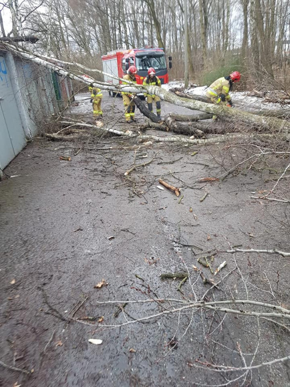 Wiatr przewrócił blaszany garaż