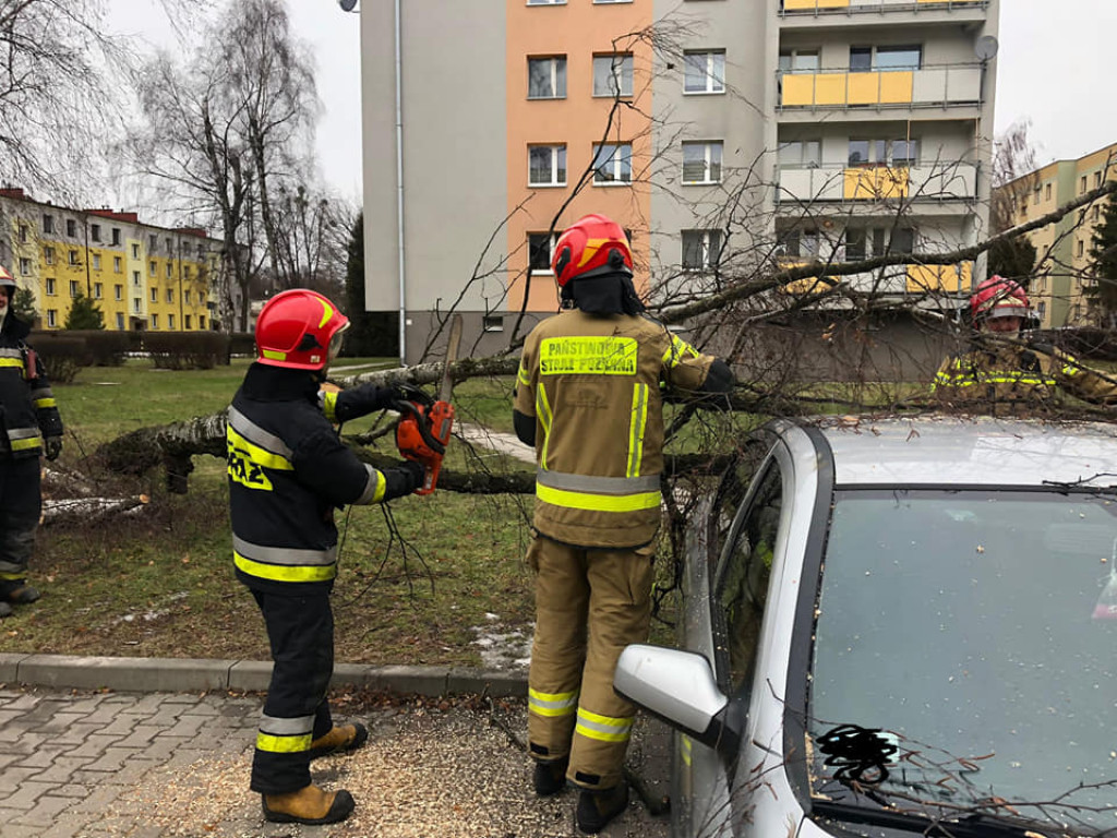 Wiatr przewrócił blaszany garaż