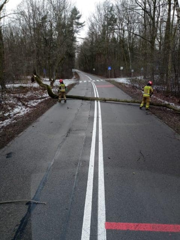 Wiatr przewrócił blaszany garaż