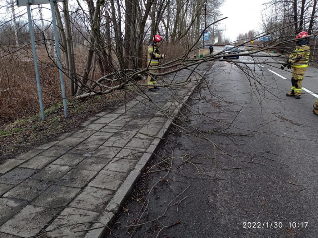 Wiatr przewrócił blaszany garaż