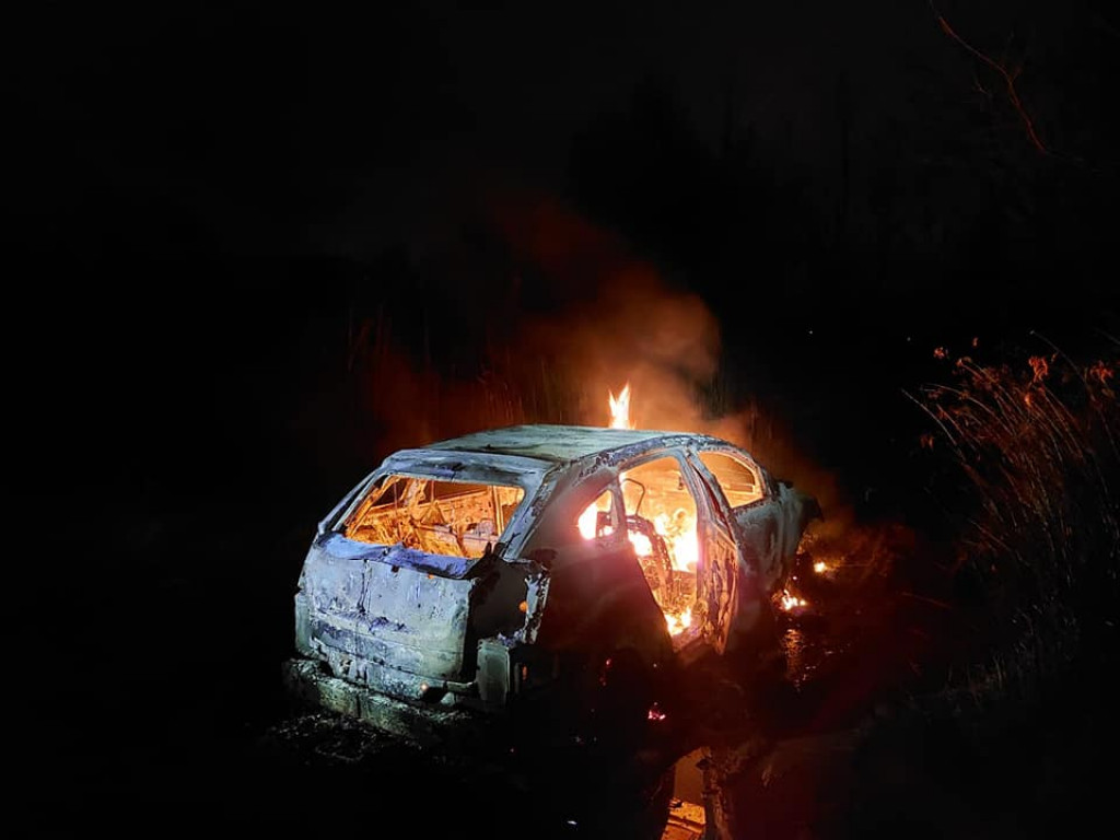 Samochód doszczętnie spłonął
