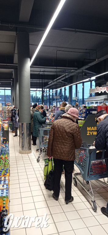 Tarnowskie Góry.  Kolejki na otwarciu Netto