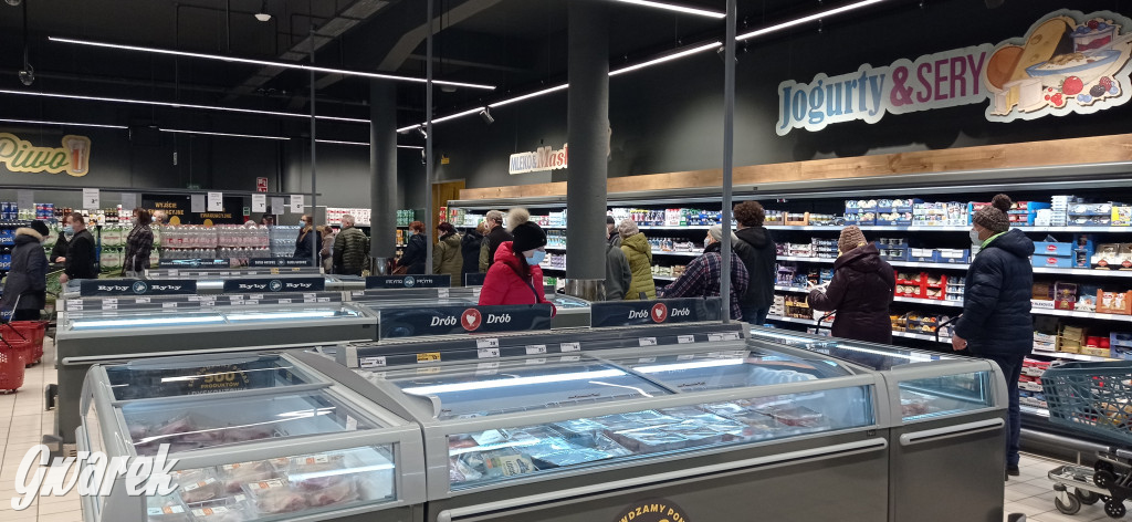 Tarnowskie Góry.  Kolejki na otwarciu Netto