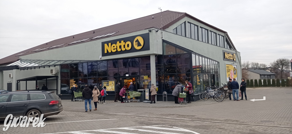 Tarnowskie Góry.  Kolejki na otwarciu Netto