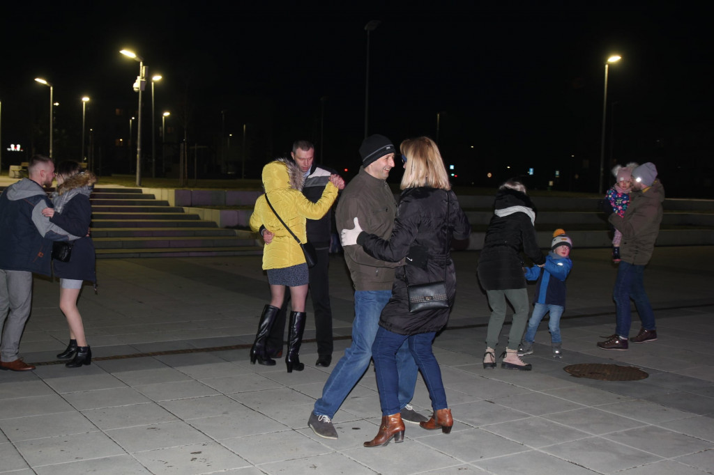 Radzionków. Walentynkowe tańce na rynku