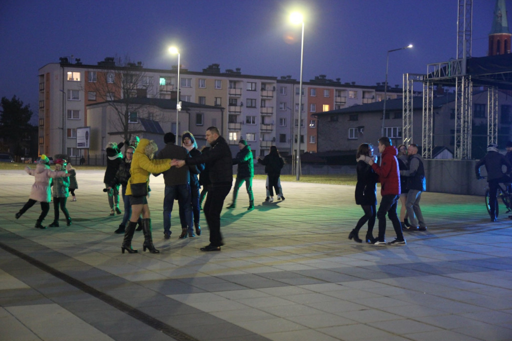 Radzionków. Walentynkowe tańce na rynku