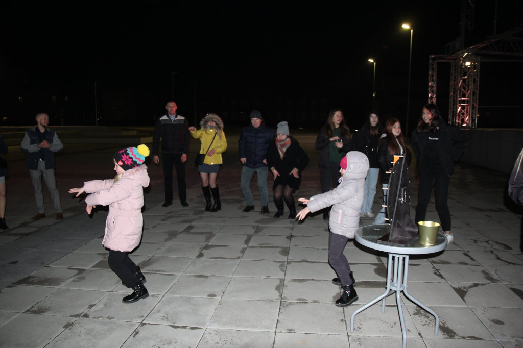 Radzionków. Walentynkowe tańce na rynku