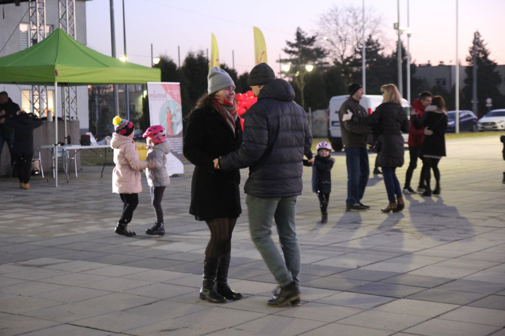 Radzionków. Walentynkowe tańce na rynku