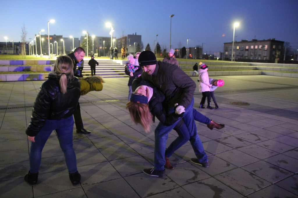 Radzionków. Walentynkowe tańce na rynku