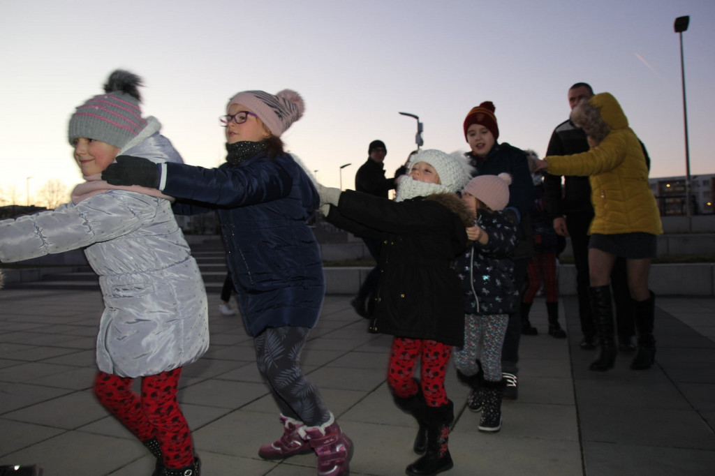 Radzionków. Walentynkowe tańce na rynku
