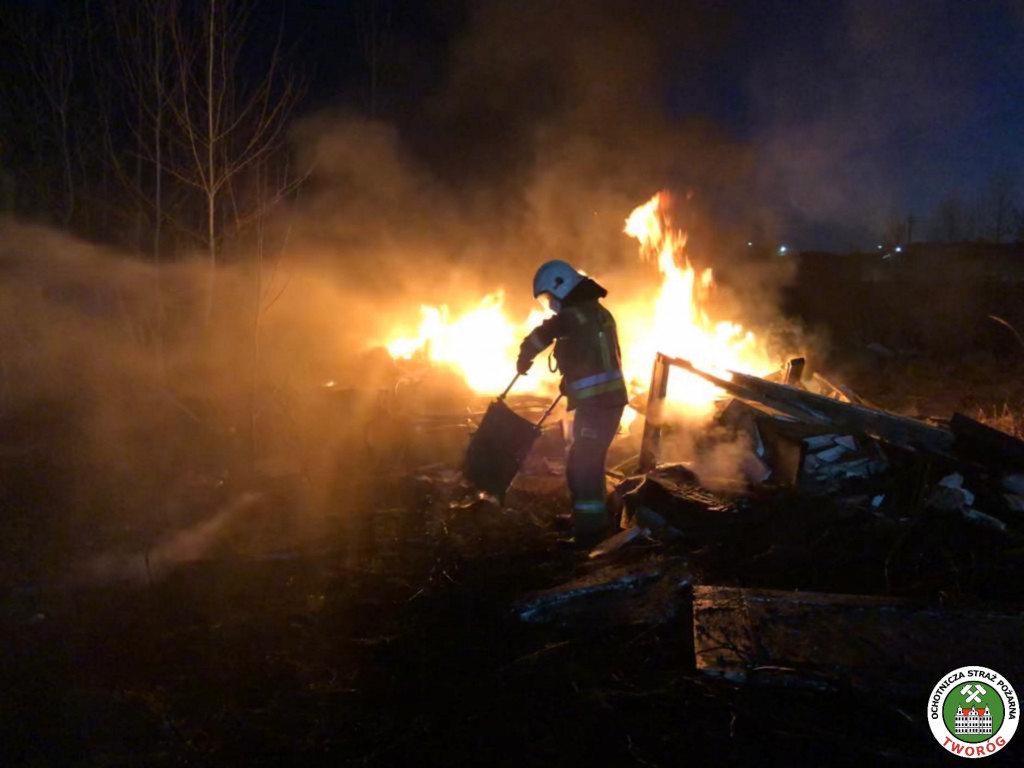 Pożar trawy, na miejscu strażacy z OSP