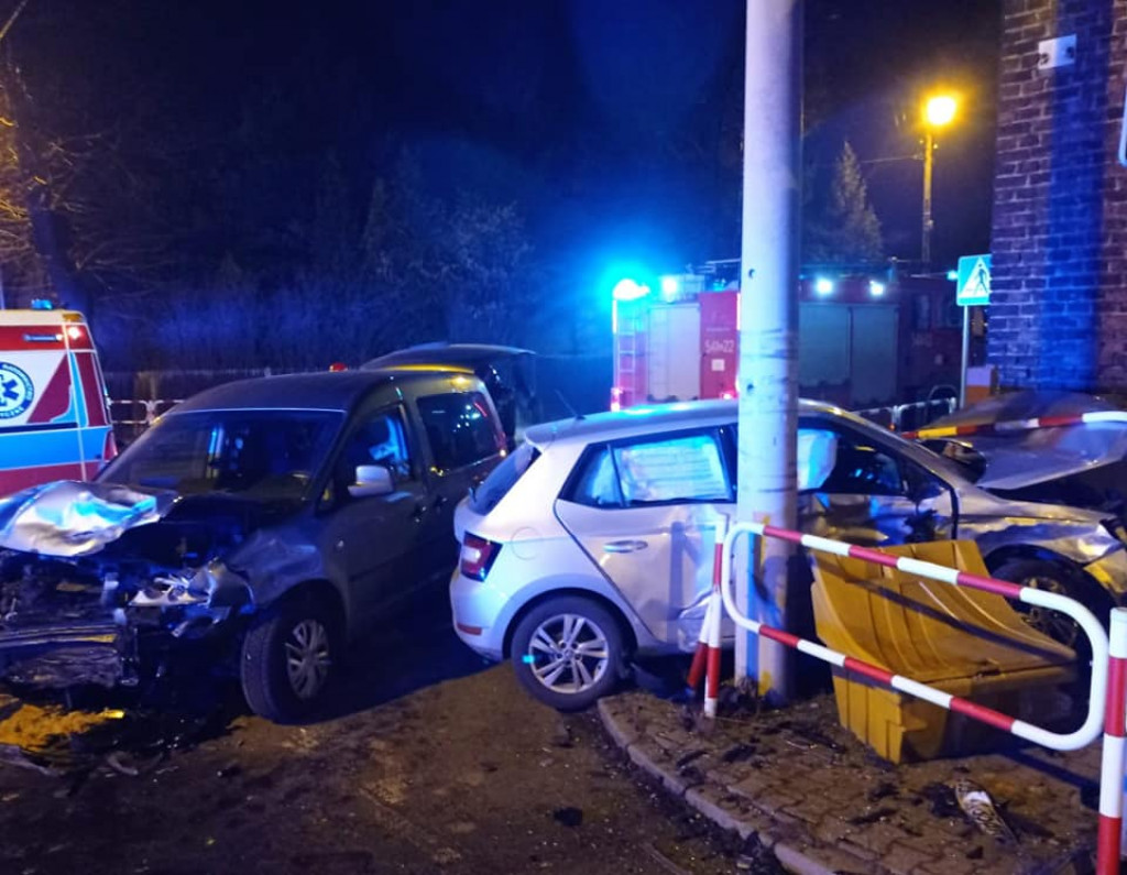 Zderzenie dwóch samochodów