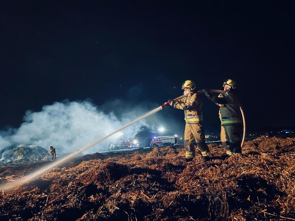 Strażacy walczą z żywiołem i głupotą