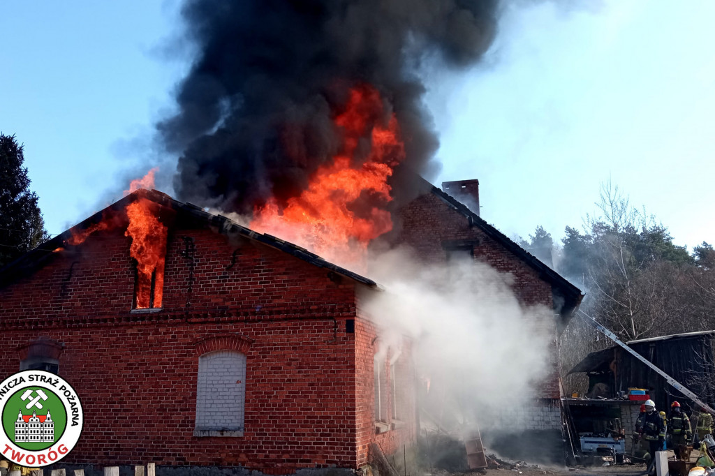 Dom jednorodzinny doszczętnie spłonął