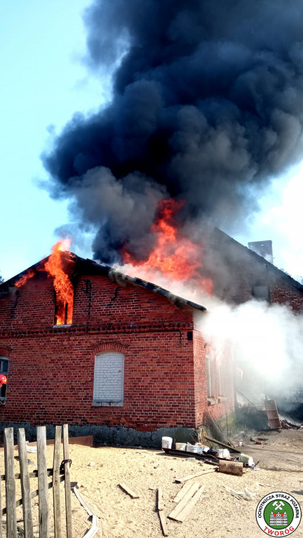 Dom jednorodzinny doszczętnie spłonął