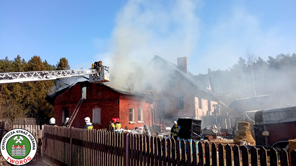 Dom jednorodzinny doszczętnie spłonął