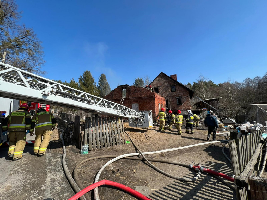 Dom jednorodzinny doszczętnie spłonął