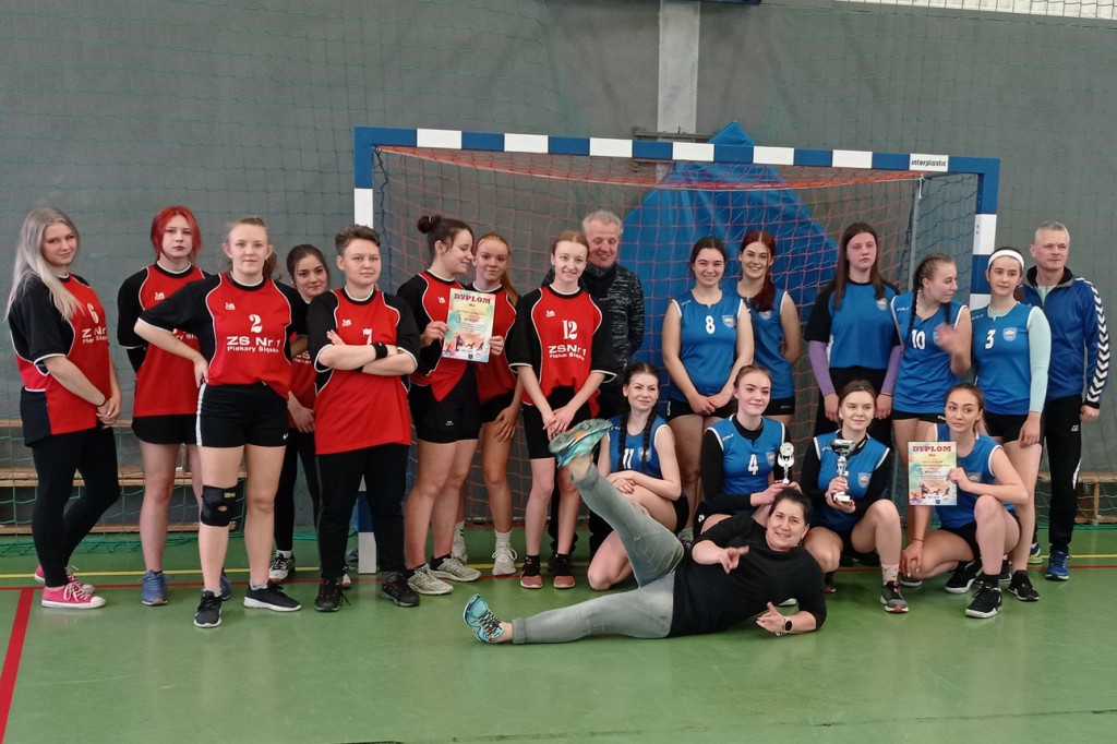 Licealistki wygrywają w koszykówce