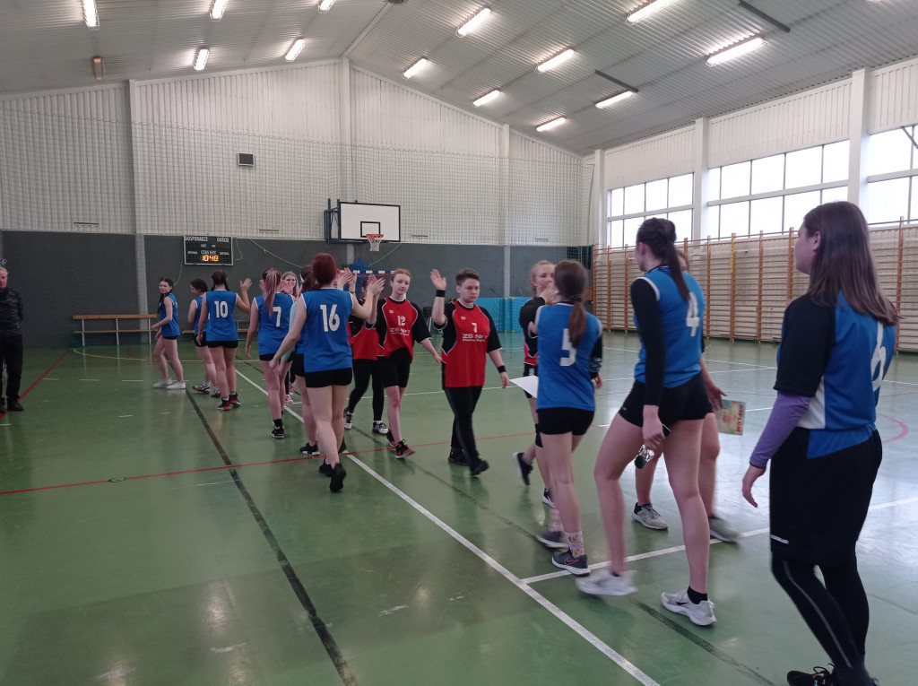 Licealistki wygrywają w koszykówce