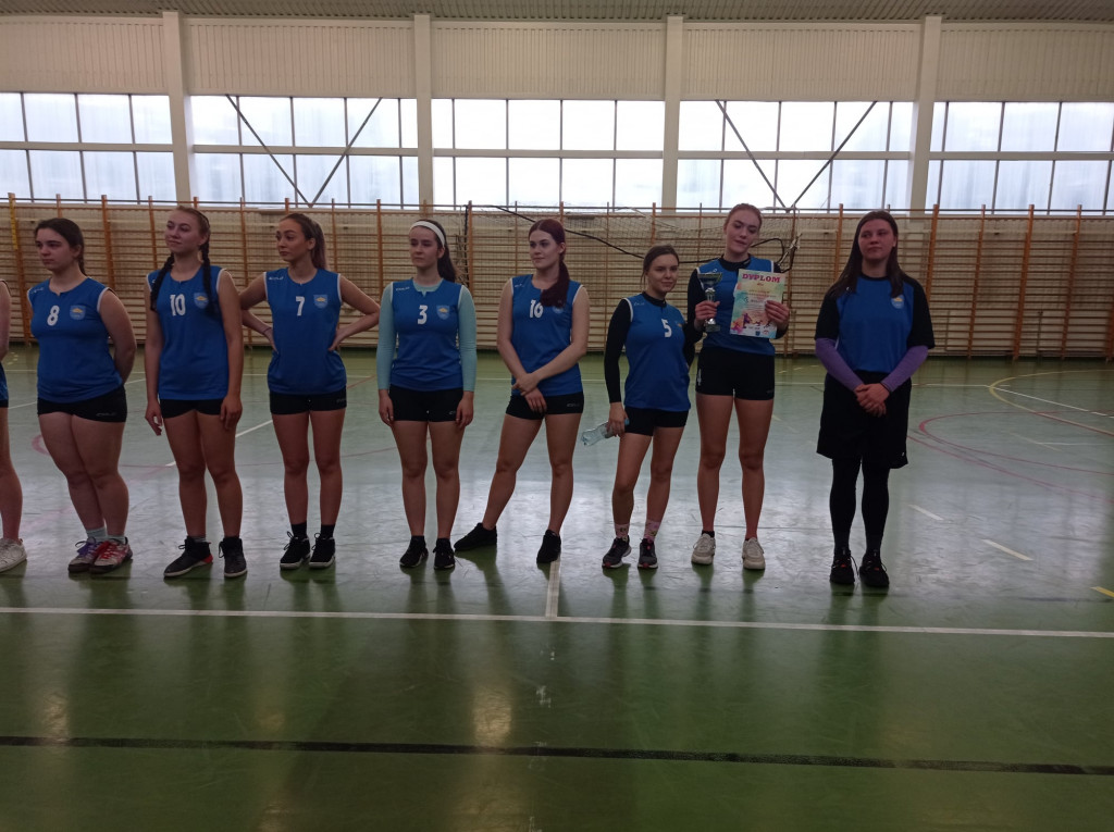 Licealistki wygrywają w koszykówce