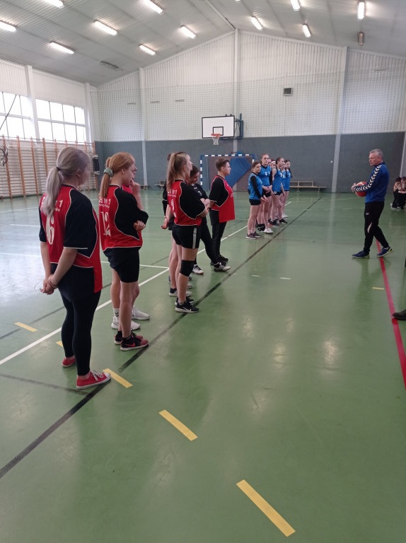 Licealistki wygrywają w koszykówce