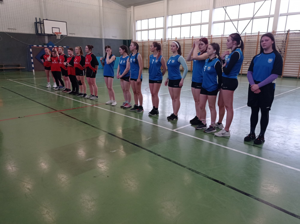 Licealistki wygrywają w koszykówce