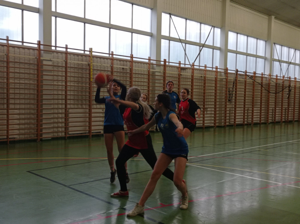 Licealistki wygrywają w koszykówce