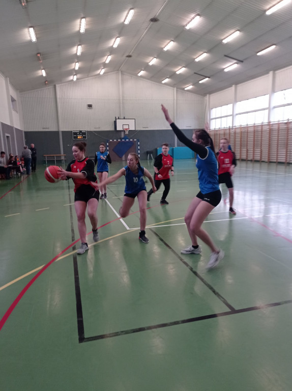 Licealistki wygrywają w koszykówce