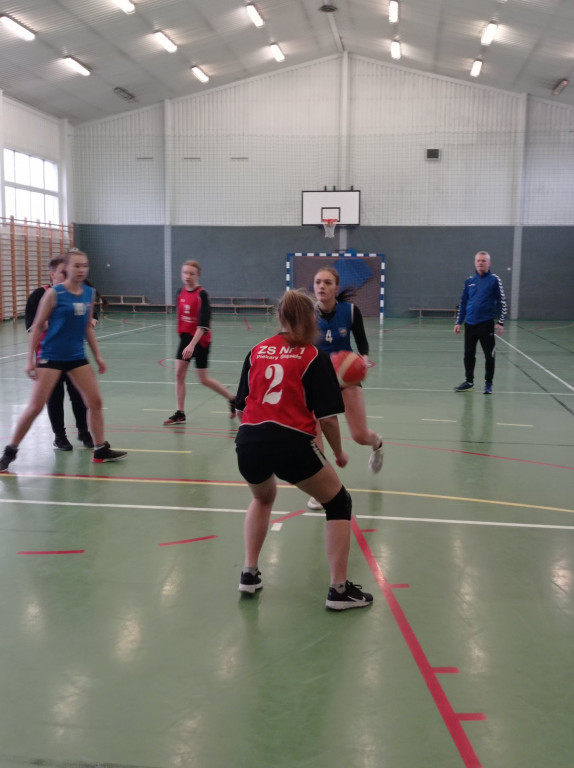 Licealistki wygrywają w koszykówce