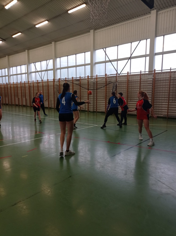 Licealistki wygrywają w koszykówce