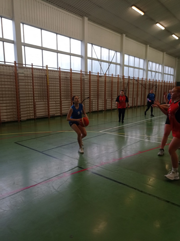 Licealistki wygrywają w koszykówce