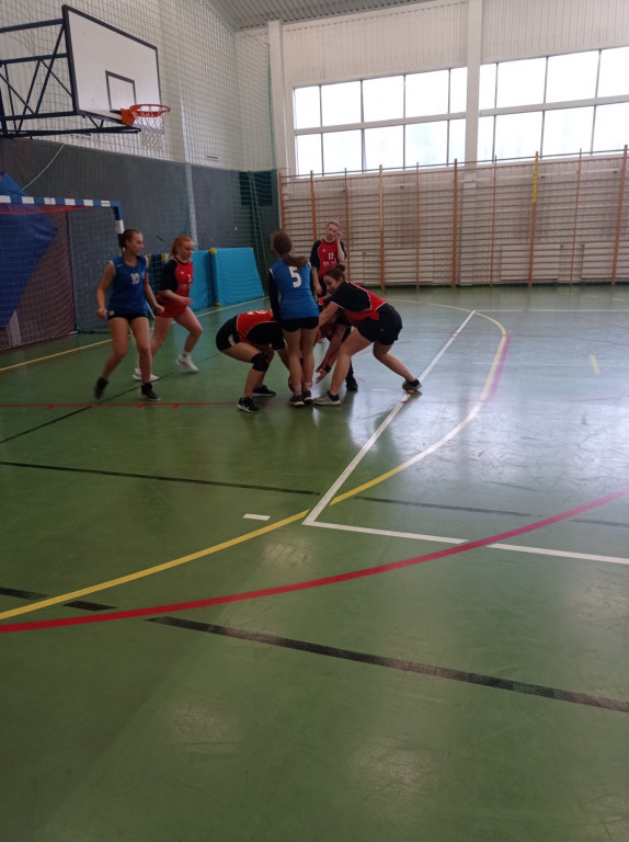 Licealistki wygrywają w koszykówce