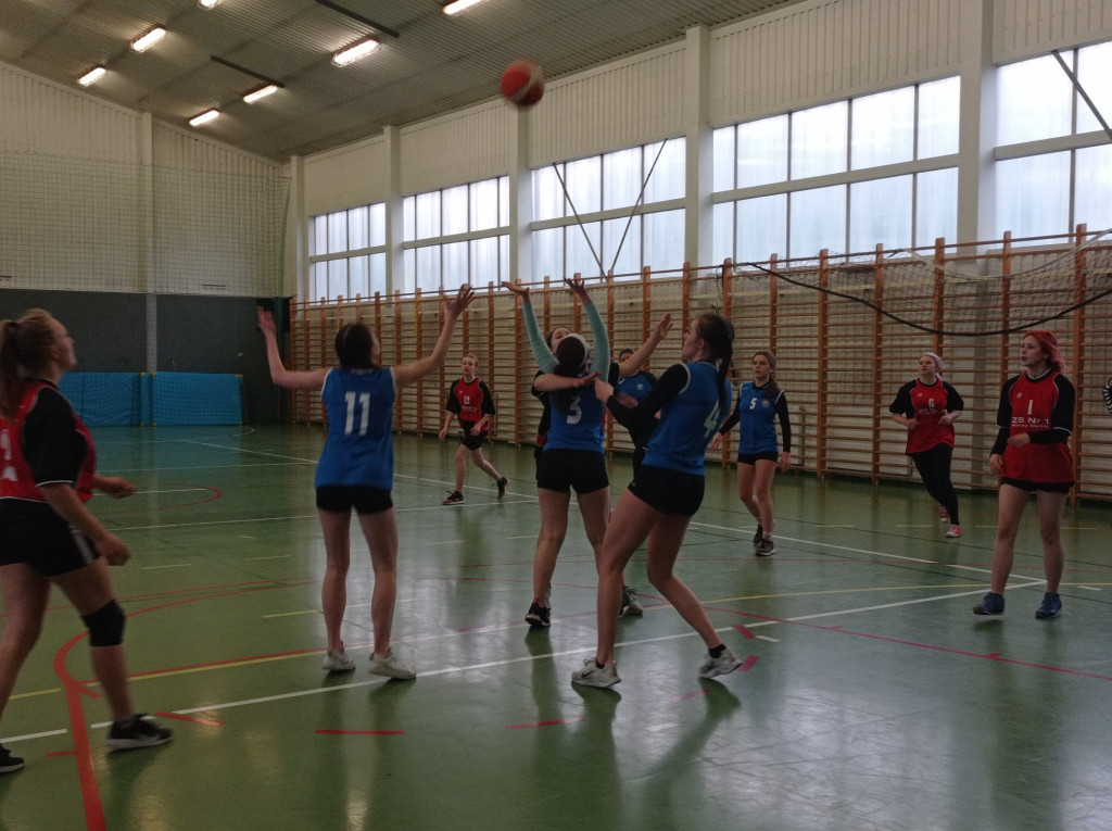 Licealistki wygrywają w koszykówce