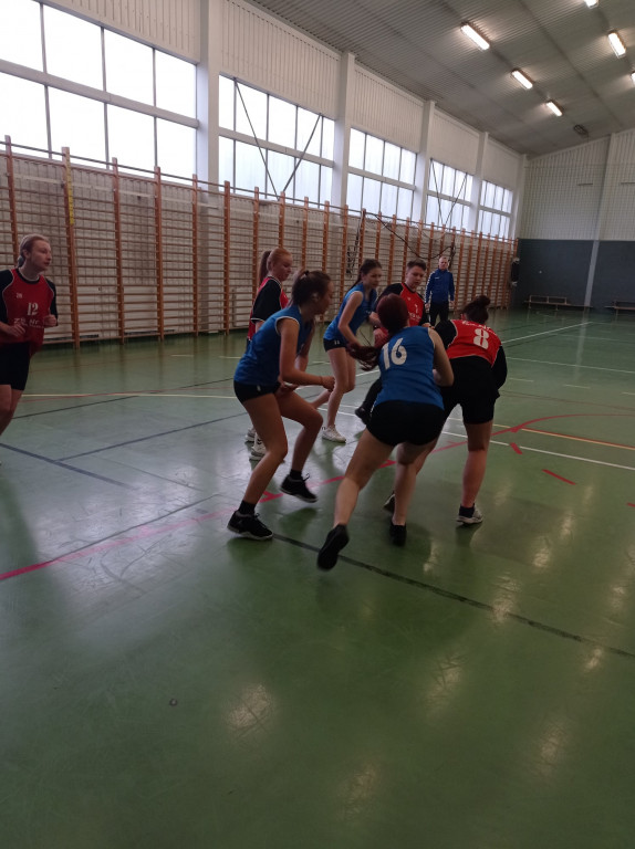 Licealistki wygrywają w koszykówce