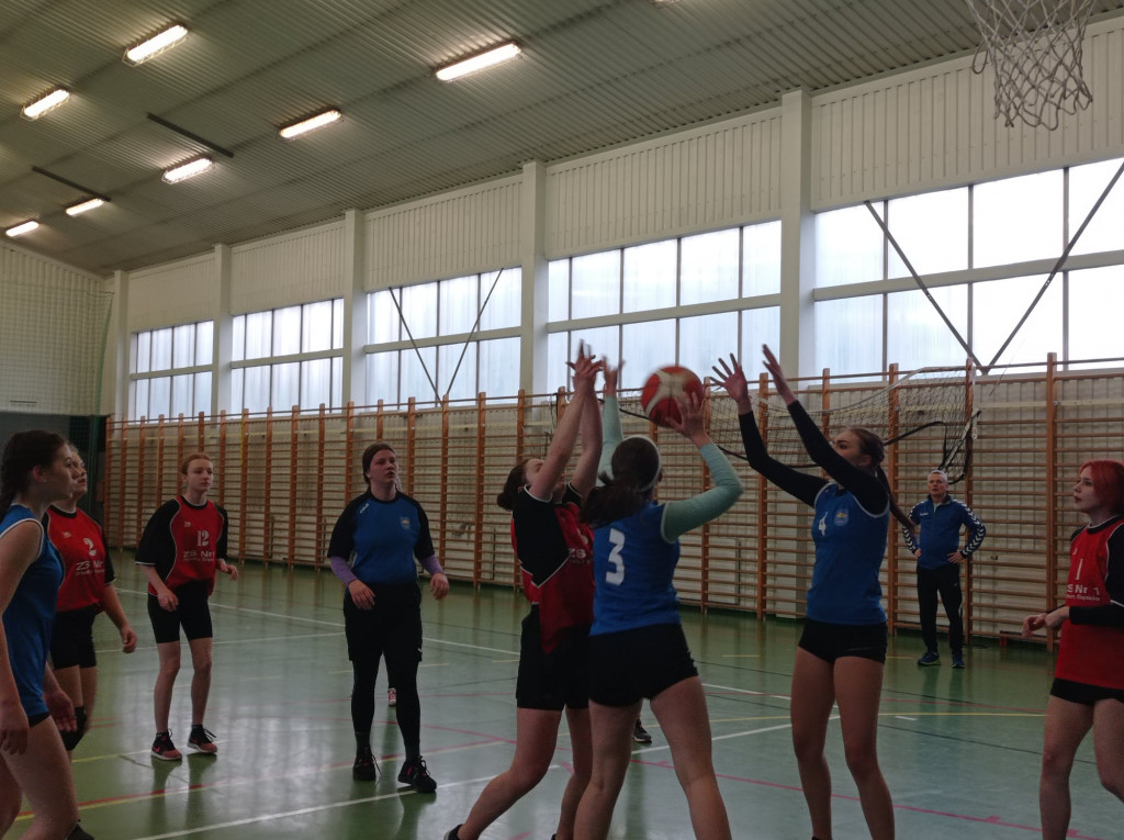 Licealistki wygrywają w koszykówce