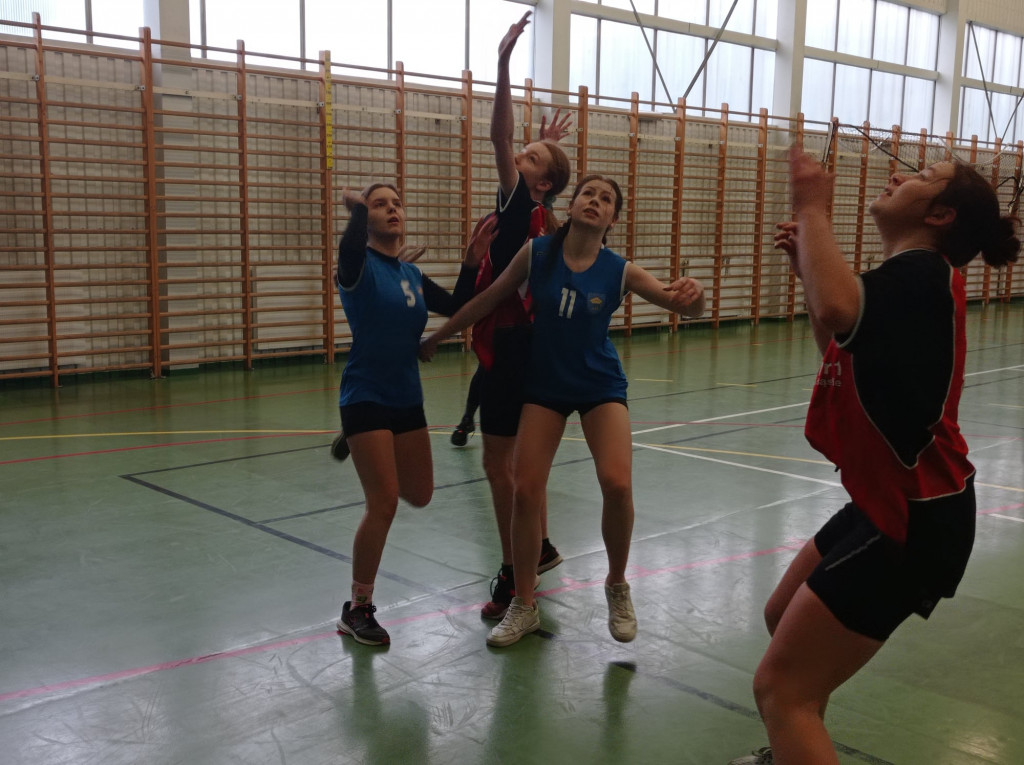 Licealistki wygrywają w koszykówce