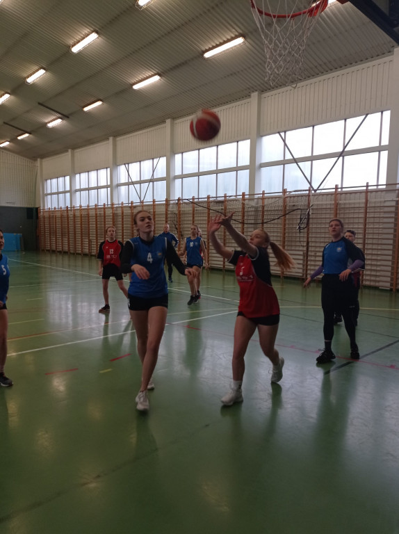 Licealistki wygrywają w koszykówce