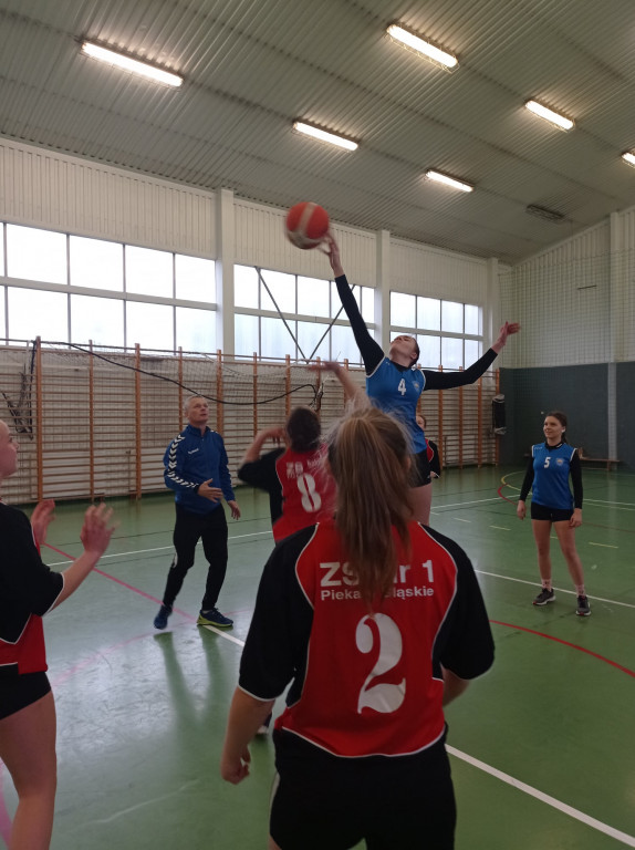 Licealistki wygrywają w koszykówce