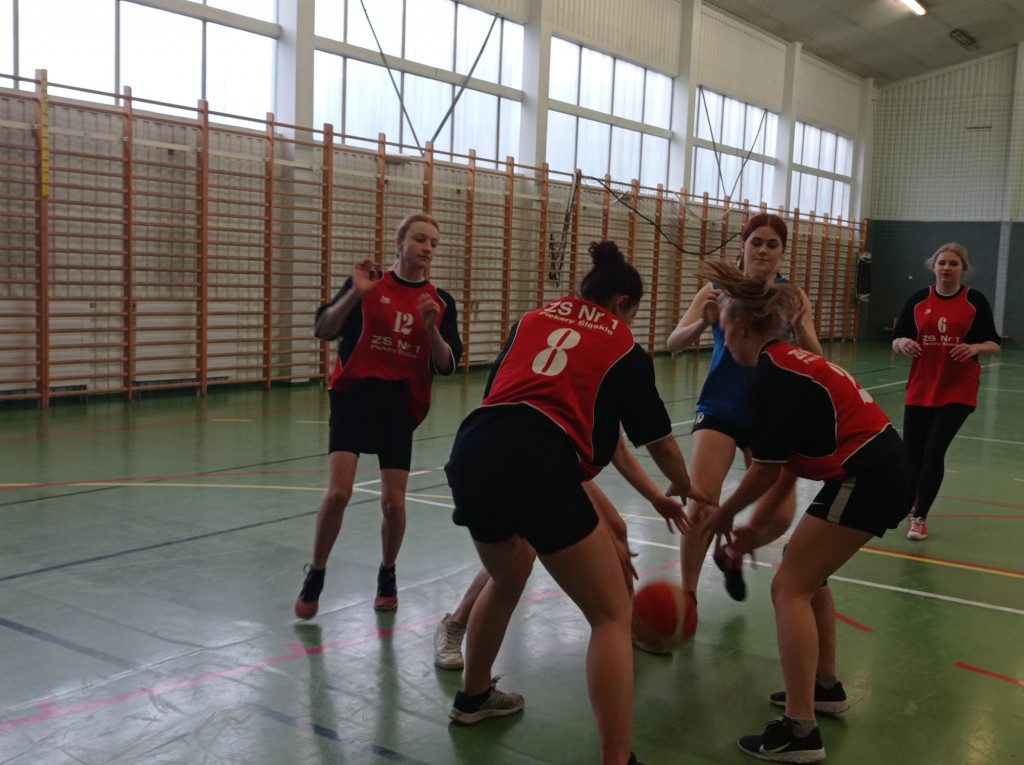 Licealistki wygrywają w koszykówce