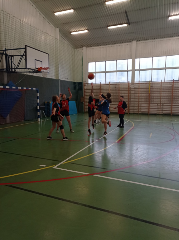 Licealistki wygrywają w koszykówce