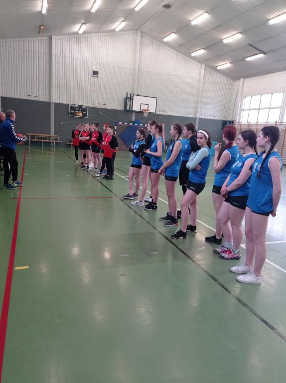 Licealistki wygrywają w koszykówce