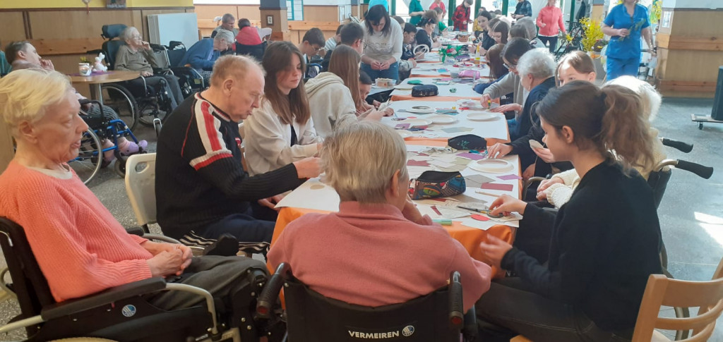 Uczniowie spotkali się z seniorami