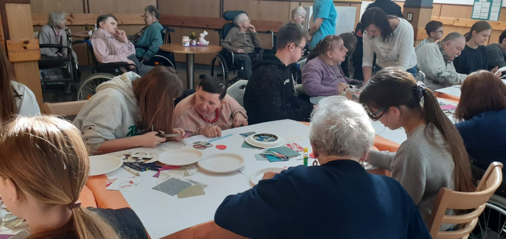 Uczniowie spotkali się z seniorami