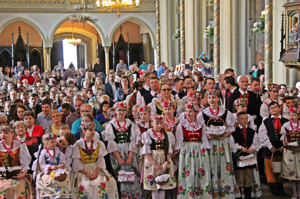 Radzionków. Święcenie pokarmów w śląskich strojach