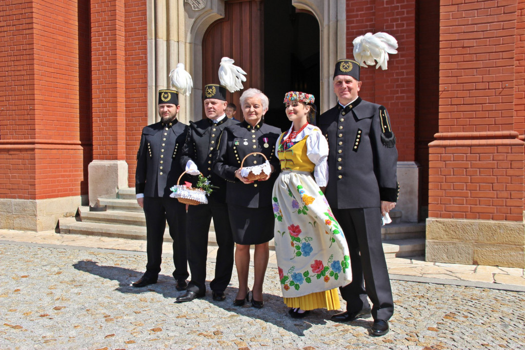 Radzionków. Święcenie pokarmów w śląskich strojach