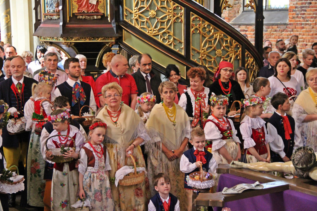 Radzionków. Święcenie pokarmów w śląskich strojach