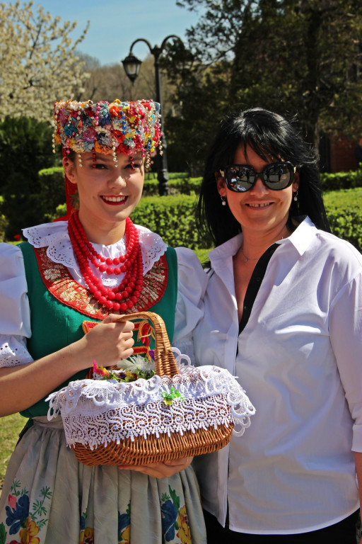 Radzionków. Święcenie pokarmów w śląskich strojach