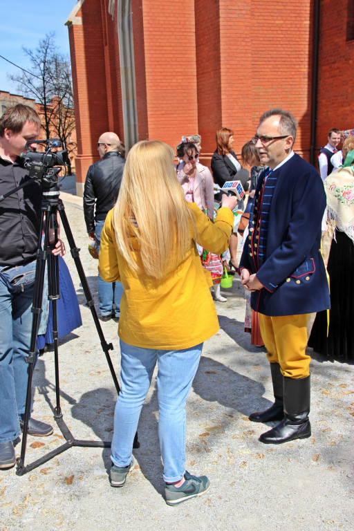 Radzionków. Święcenie pokarmów w śląskich strojach