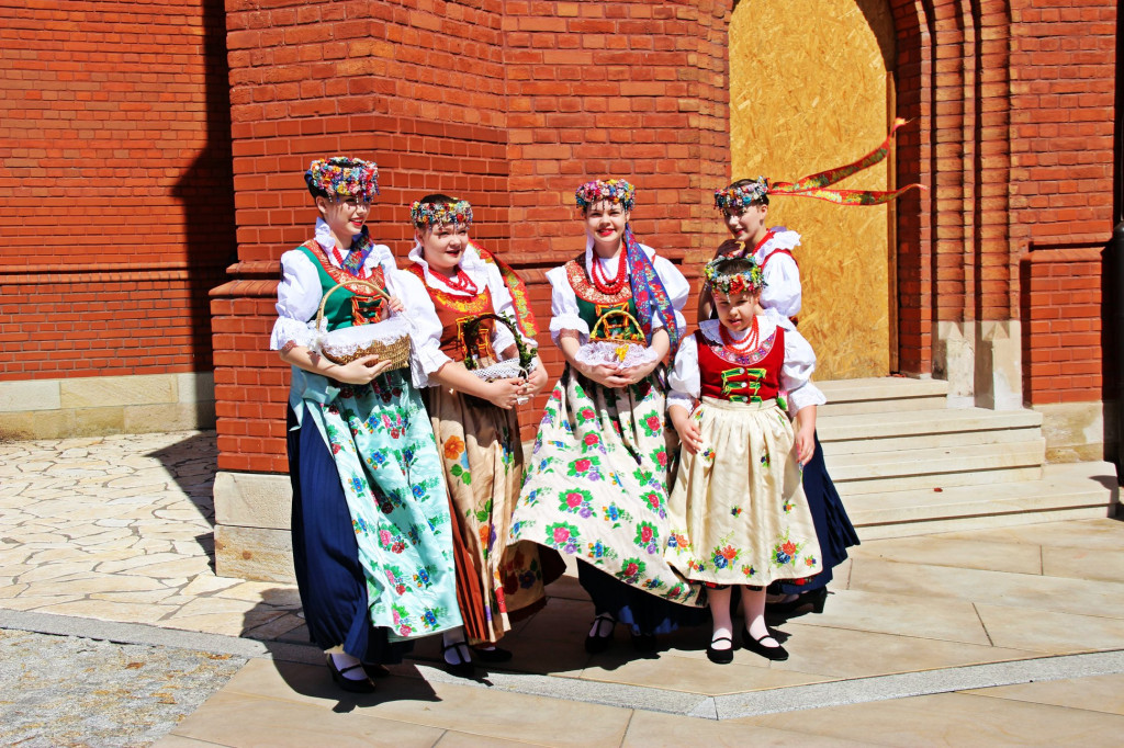 Radzionków. Święcenie pokarmów w śląskich strojach